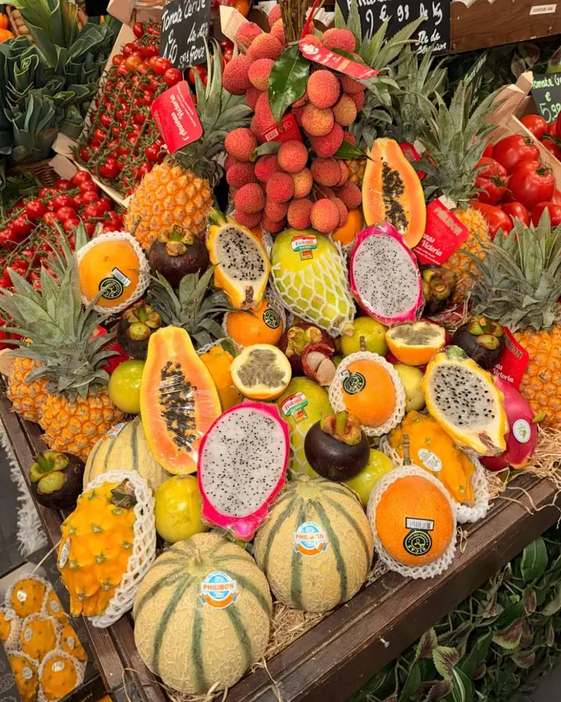 Pyramide de fruits exotiques au Panier Vert : ananas Victoria, litchis, fruits du dragon, papayes, mangoustans, fruits de la passion et melons charentais