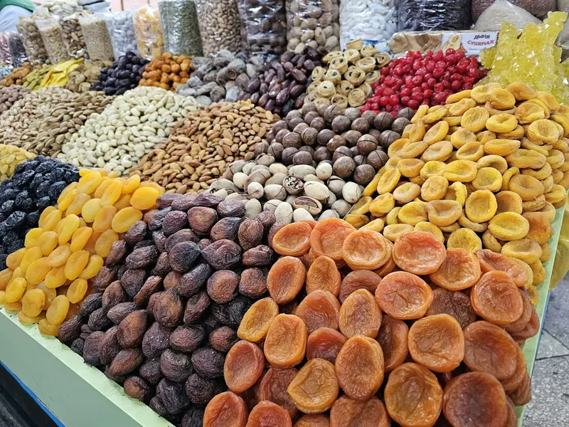 Étal de fruits secs en vrac : abricots, figues, dattes, raisins et fruits confits