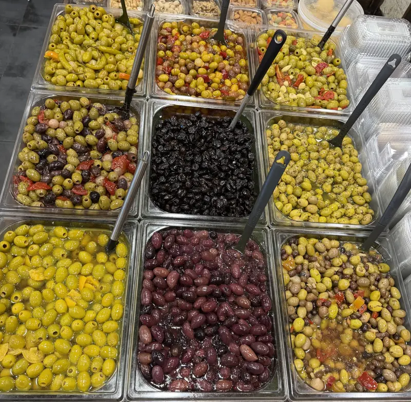 Le bar à olives : bacs d'olives vertes, noires et violettes, nature ou marinées aux poivrons